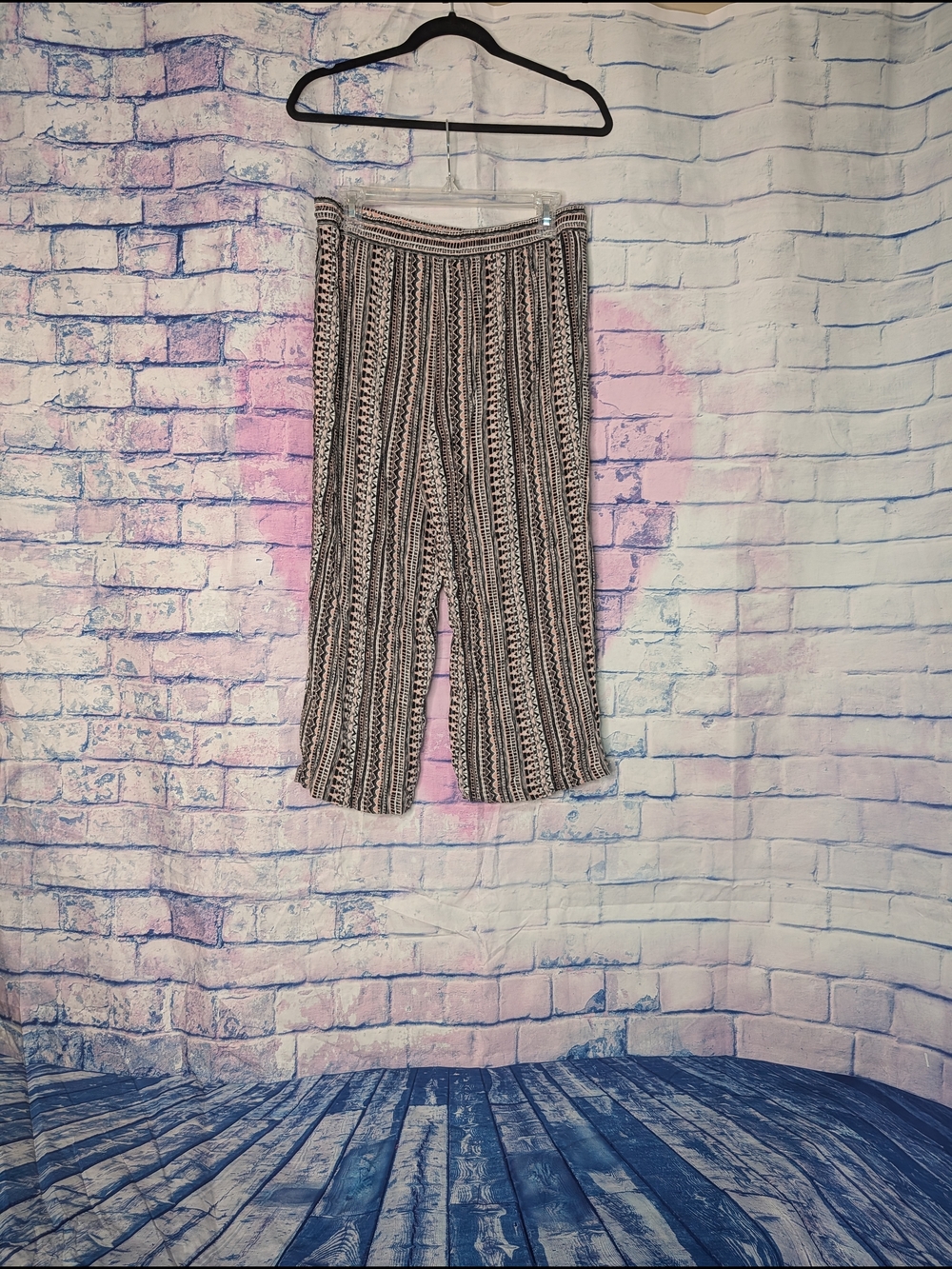 Black and White Striped Patterned Cropped Pants - Picture 2 of 2